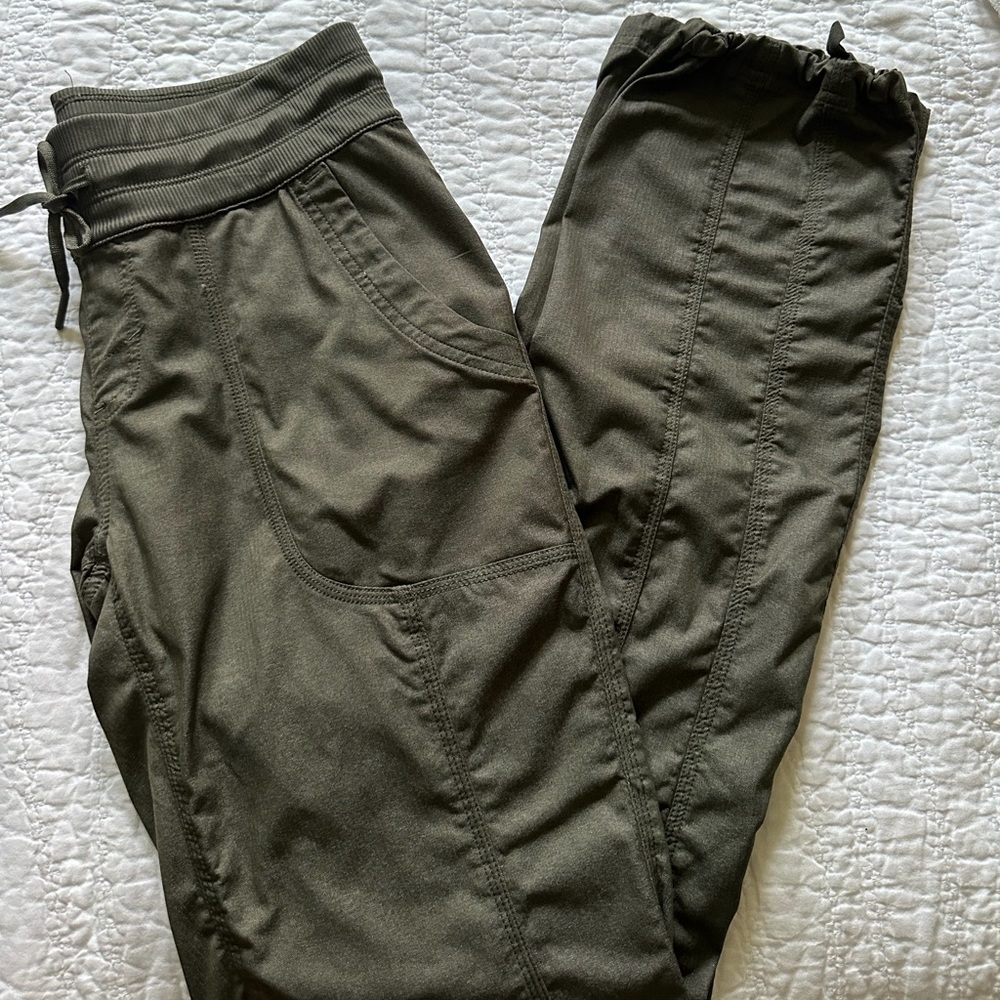 The North Face Lightweight activewear pants, hike, rock hopping, medium EUC
